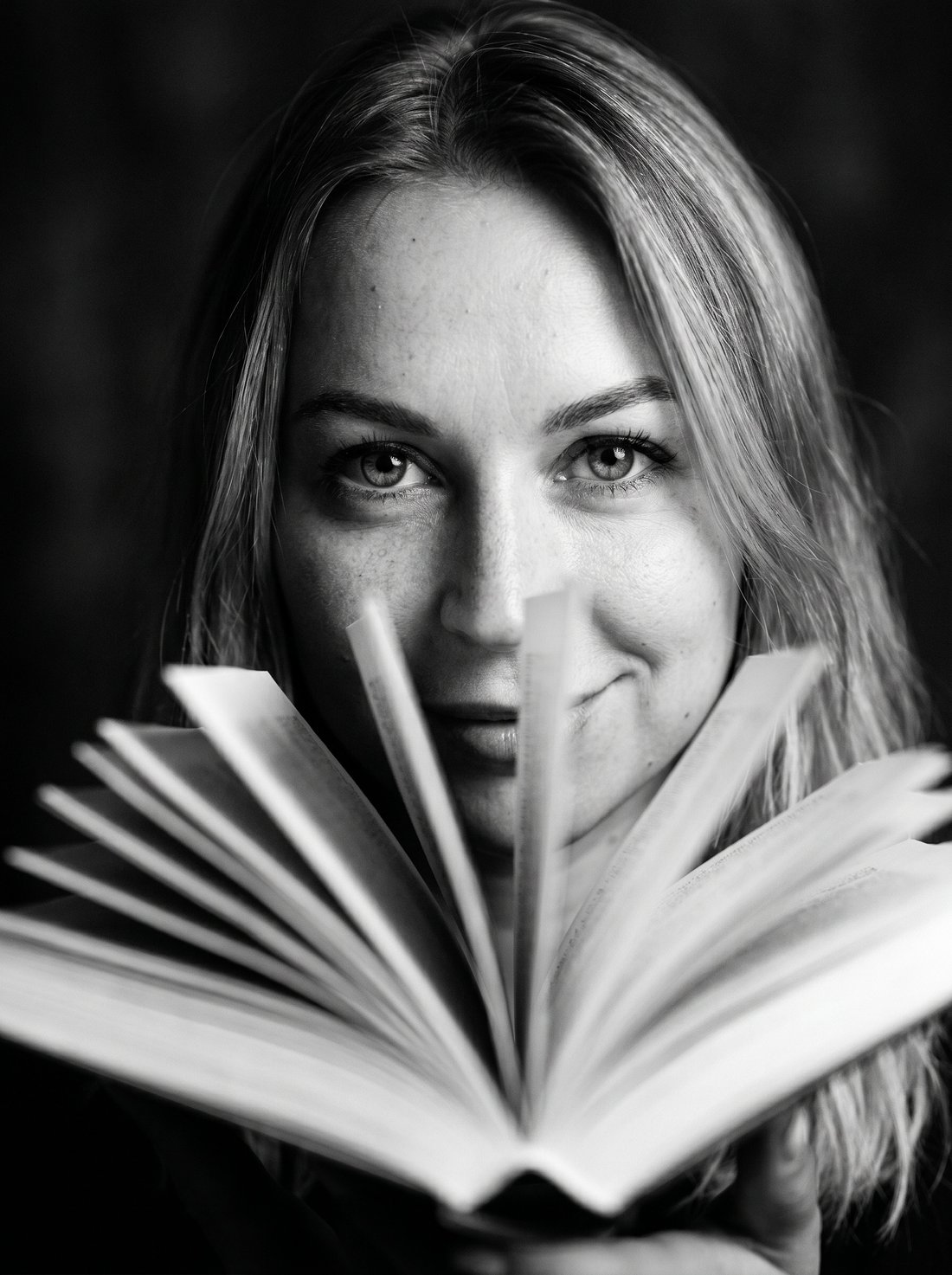 Ирина с раскрытой книгой